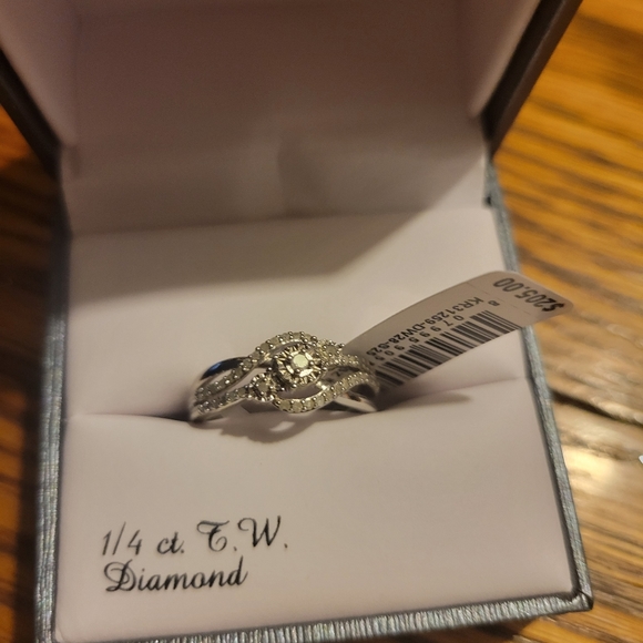 Diamond ring - Picture 1 of 4